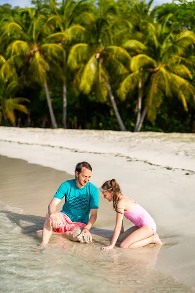 Far Och Dotter Spela Stranden Tropiska Karibiska — Stockfoto