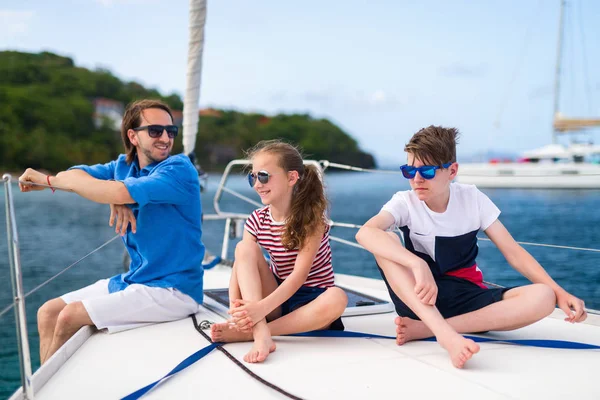 Far Och Barn Ombord Segelbåt Med Sommar Resa Äventyr — Stockfoto