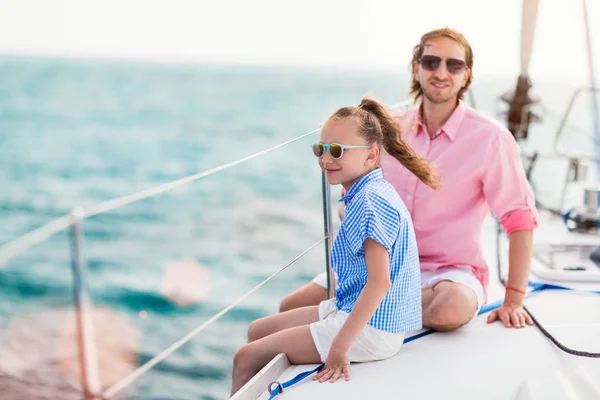 父とヨットの夕日を楽しむのボード上の娘の家族 — ストック写真