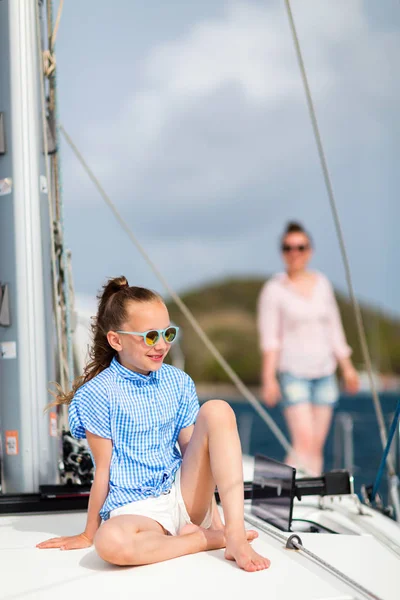 Aile Anne Kızı Gemide Yaz Seyahat Macera Olan Yelkenli Yat — Stok fotoğraf