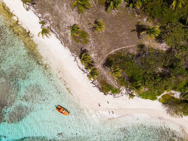 在圣文森特和格林纳丁斯珊瑚礁的热带岛屿和绿松石加勒比海的空中无人机鸟瞰图 — 图库照片