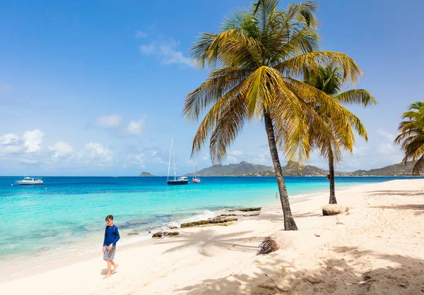 Niños Idílica Playa Tropical Con Arena Blanca Palmeras Agua Turquesa — Foto de Stock