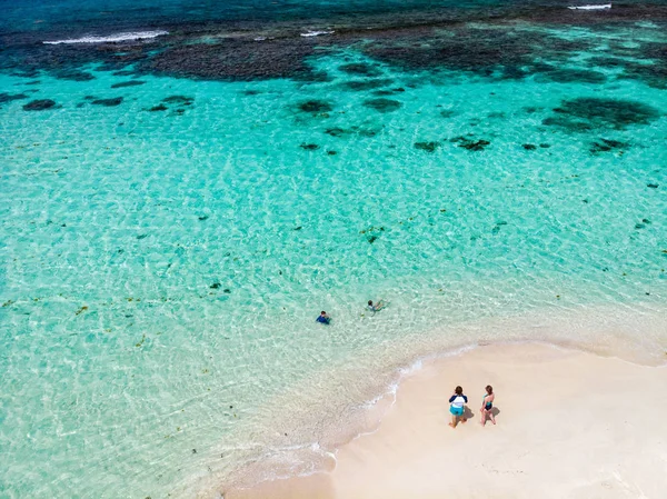 Vista Aérea Drone Minúsculo Arenito Tropical Ilha Mopion Mar Azul — Fotografia de Stock