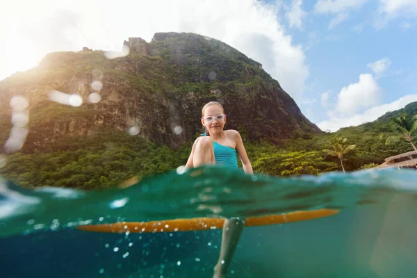 Split Underwater Photo Little Girl Enjoying Summer Vacation Exotic Island — Stock Photo, Image
