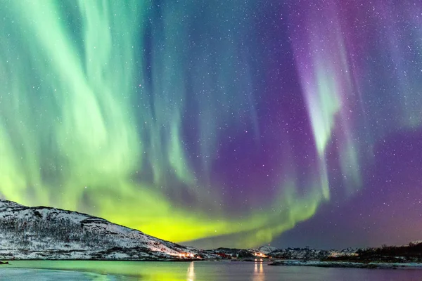 Neuvěřitelná Severní Světla Aurora Borealis Činnost Nad Pobřežím Norsku — Stock fotografie