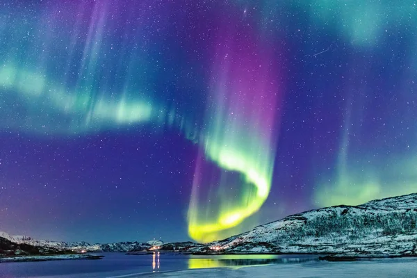 Aktywność Zorzy Polarnej Niesamowitych Northern Światła Nad Wybrzeżem Norwegii — Zdjęcie stockowe