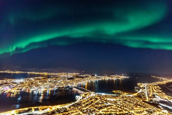 令人难以置信的北极光在挪威北部特罗姆瑟镇上空的活动 — 图库照片