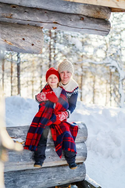 Bela Família Mãe Sua Filhinha Desfrutando Dia Inverno Nevado Livre — Fotografia de Stock