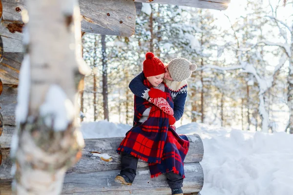 Bella Famiglia Madre Sua Piccola Figlia Godendo Giornata Invernale Innevata — Foto Stock