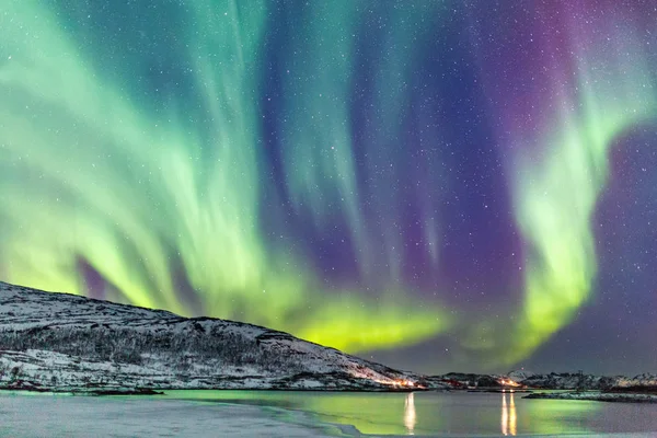 Neuvěřitelná Severní Světla Aurora Borealis Činnost Nad Pobřežím Norsku — Stock fotografie