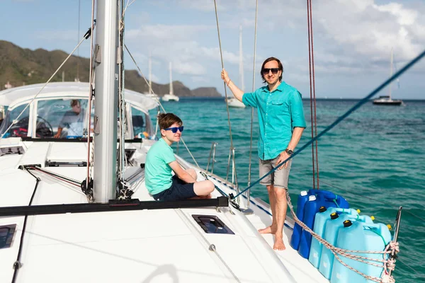 Ojca Jego Syna Nastolatek Pokładzie Jachtu Letnich Podróży Adventure — Zdjęcie stockowe