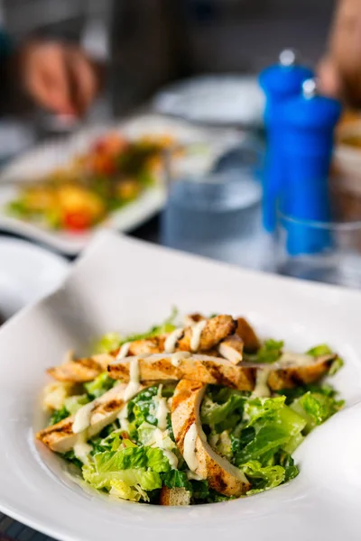 Heerlijke Caesar Salade Met Gegrilde Kip Geserveerd Voor Lunch Diner — Stockfoto
