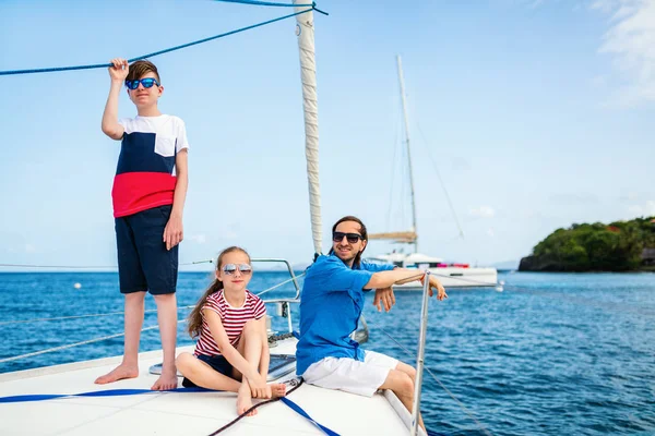 Padre Hijos Bordo Yate Vela Que Tiene Aventura Viaje Verano —  Fotos de Stock