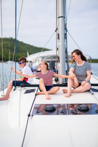 母と夏を持つヨットのボード上の子供旅行の冒険 — ストック写真