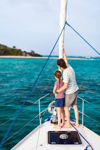 Vater Und Tochter Bord Der Segeljacht Bei Sommerlichem Reiseabenteuer — Stockfoto