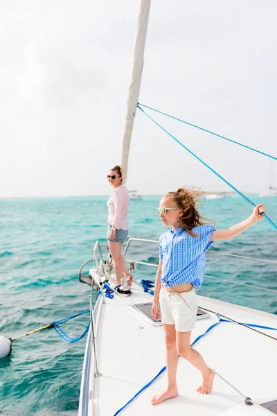 Familia Madre Hija Bordo Yate Vela Disfrutando Puesta Del Sol — Foto de Stock