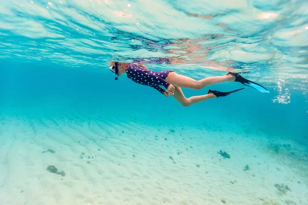 熱帯の海で泳ぐ少女の水中写真 — ストック写真