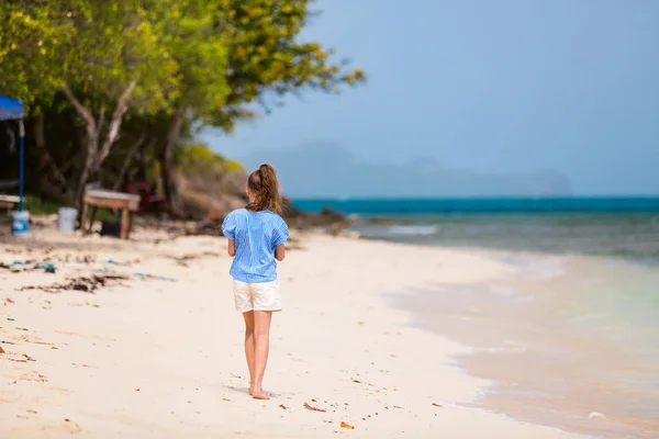 Schattig Meisje Aan Het Strand Tijdens Zomervakantie — Stockfoto