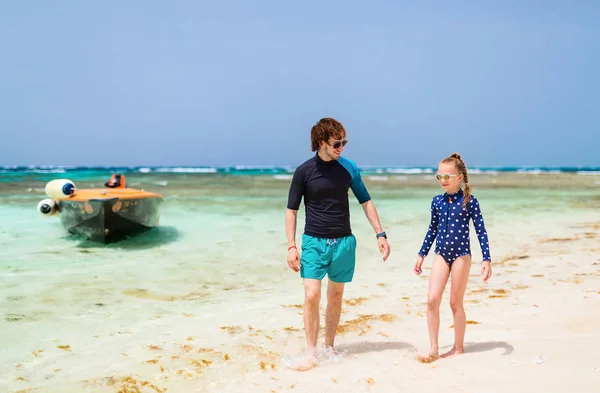 在热带加勒比岛海滩上玩耍的父亲和女儿 — 图库照片