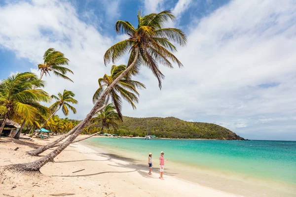 Crianças Idílica Praia Tropical Com Areia Branca Palmeiras Água Azul — Fotografia de Stock