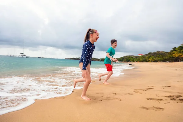 Irmão Irmã Crianças Praia Tropical Durante Férias Verão — Fotografia de Stock