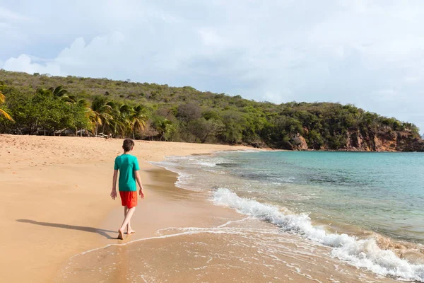 Tizenéves Fiú Során Nyaralás Strandon — Stock Fotó