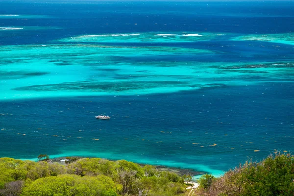 圣文森特和格林纳丁斯加勒比海绿松的鸟瞰图 — 图库照片
