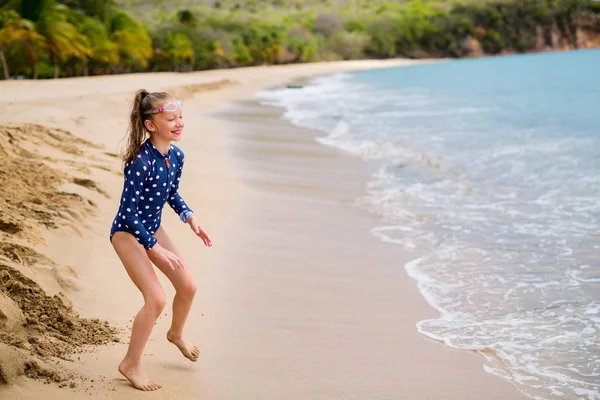 Menina Adorável Praia Durante Férias Verão — Fotografia de Stock