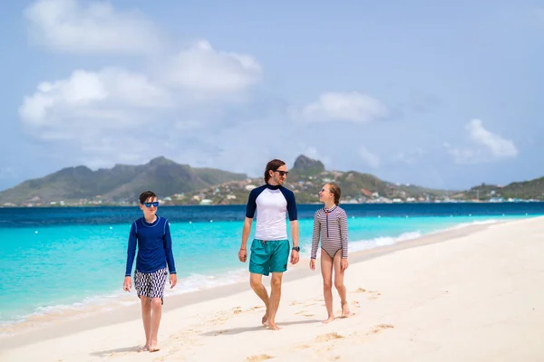 Far Och Barn Njuter Strandsemester Tropiska — Stockfoto