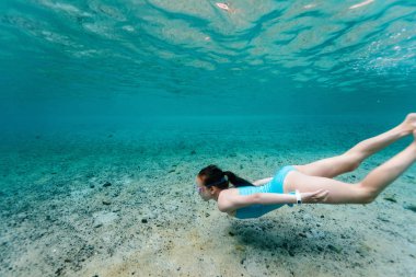 Genç kızın tropikal okyanusta yüzmeye sualtı fotoğraf