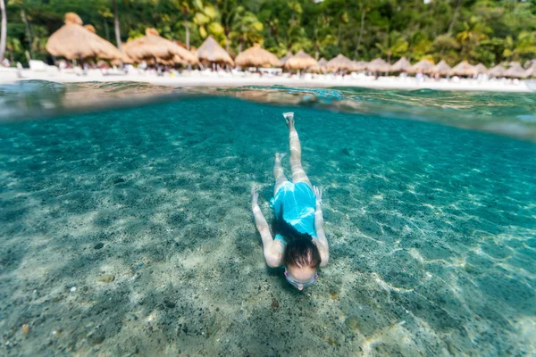 カリブ海のエキゾチックな島での夏休みを楽しんでいる熱帯の海で泳ぐ少女の水中写真を分割します — ストック写真