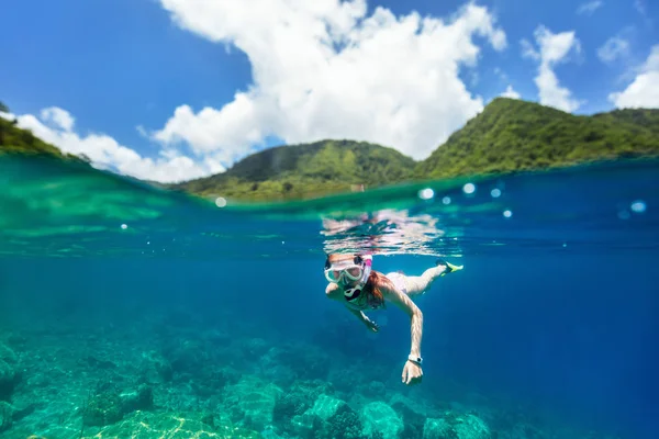 水下照片的一个小女孩浮潜在热带海洋享受夏日假期在加勒比的异国岛屿 — 图库照片