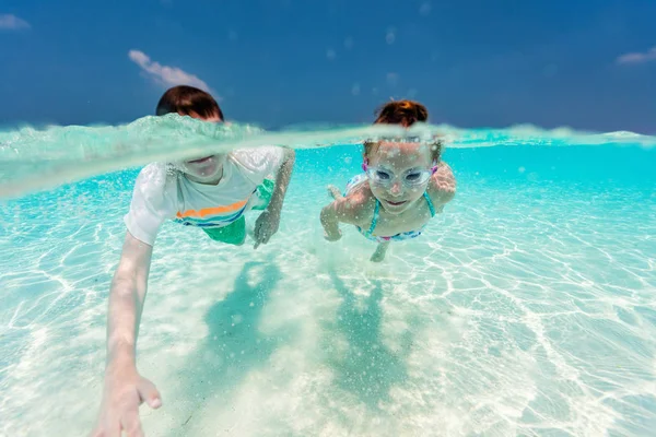 Foto Subaquática Crianças Bonitos Nadando Uma Água Oceano Tropical Durante — Fotografia de Stock