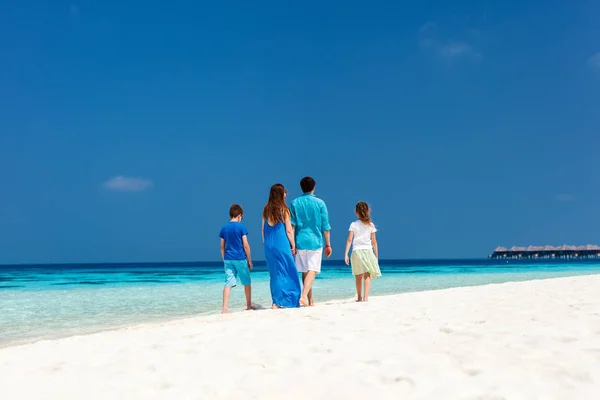 Πίσω Όψη Όμορφης Οικογένειας Παραλία Κατά Διάρκεια Των Καλοκαιρινών Διακοπών — Φωτογραφία Αρχείου