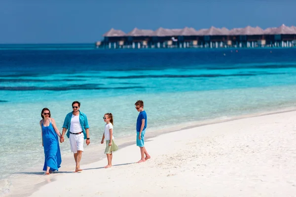 Yaz Tatili Sırasında Tropikal Bir Plajda Çocuklarla Güzel Aile — Stok fotoğraf