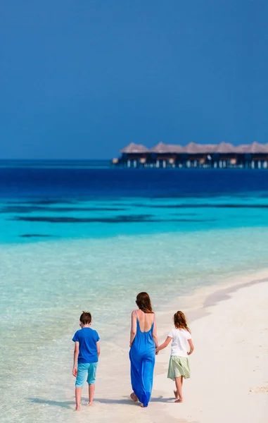 家庭的母亲和孩子们享受热带海滩度假 — 图库照片