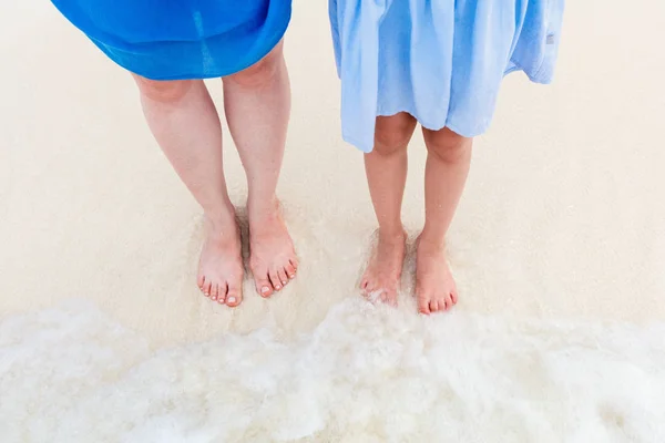 Närbild Mor Och Dotter Fötter Tropisk Sandstrand — Stockfoto