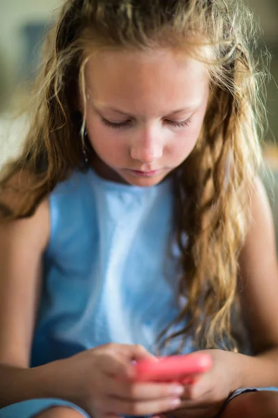 Bedårande Liten Flicka Som Leker Mobiltelefon Eller Bärbar Spelenhet — Stockfoto