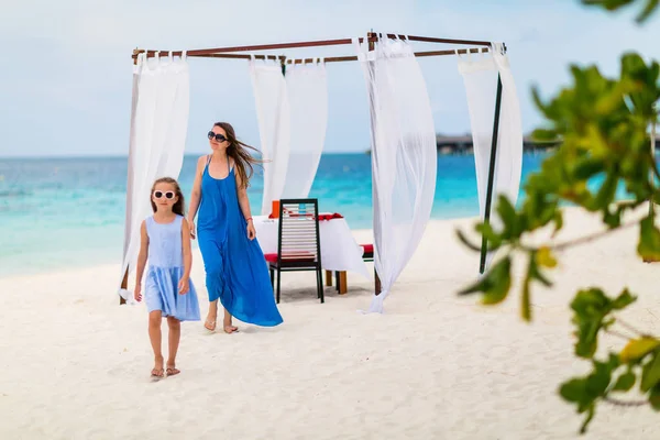 Madre Hija Disfrutando Vacaciones Playa Tropical —  Fotos de Stock