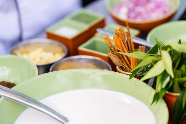 Curryblätter Und Kokosmilch Zum Kochen Von Zutaten Für Curry — Stockfoto