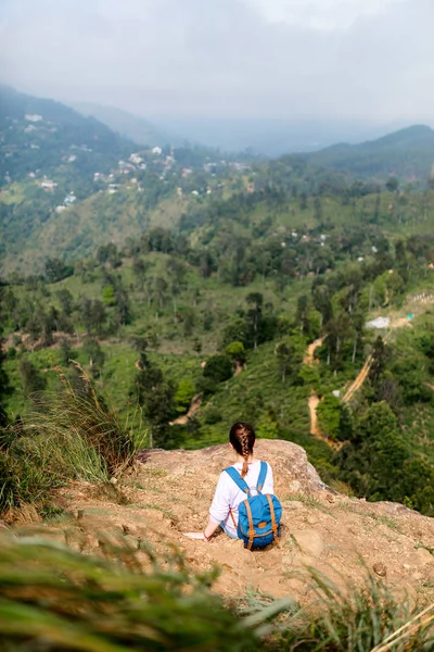 Jovem Mulher Desfrutando Vistas Deslumbrantes Sobre Montanhas Plantações Chá Little — Fotografia de Stock