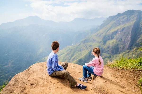 Kids Enjoying Breathtaking Views Mountains Tea Plantations Little Adams Peak — Stock Photo, Image