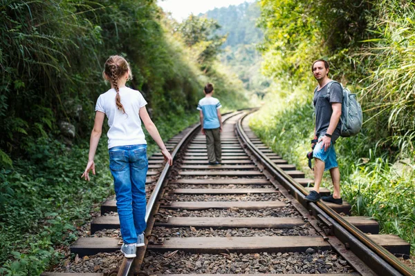 Familia Padre Dos Hijos Caminando Por Las Vías Del Tren — Foto de Stock