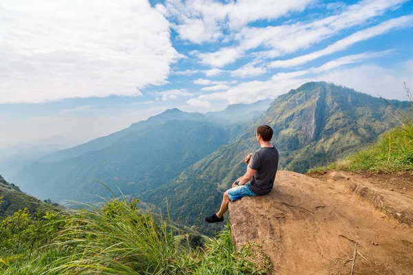 Junger Mann Genießt Atemberaubende Ausblicke Über Berge Und Teeplantagen Vom — Stockfoto