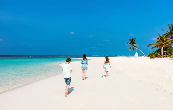 ホストファミリーのお母さんが 熱帯のビーチでの休暇を楽しむ子供達 — ストック写真