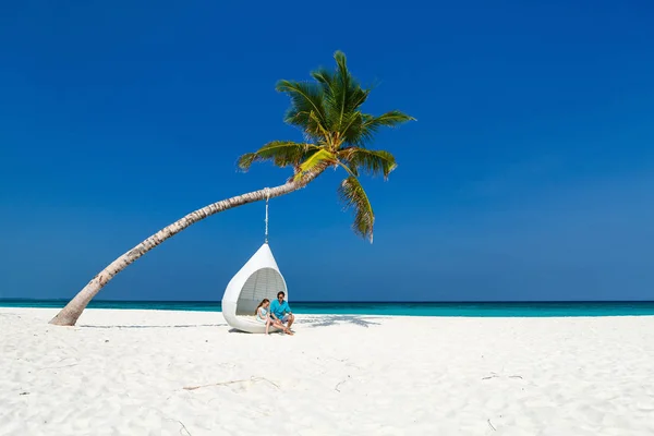 Padre Adorable Hijita Playa Disfrutando Vacaciones Tropicales — Foto de Stock