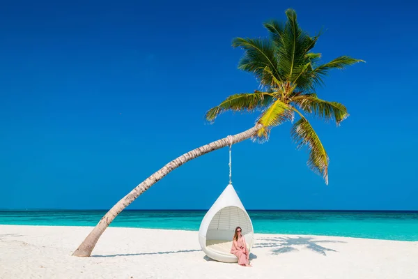 Mooie Jongedame Ontspannen Swing Stoel Hangen Coconut Palm Tropisch Strand — Stockfoto