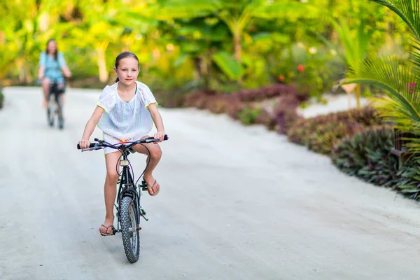 Anne Kızı Birlikte Eğleniyor Tropik Ada Değerlerinde Bisikleti Ailesi — Stok fotoğraf