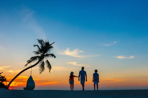 Silhouetten Eines Familienvaters Mit Zwei Kindern Tropischen Strand Bei Sonnenuntergang — Stockfoto