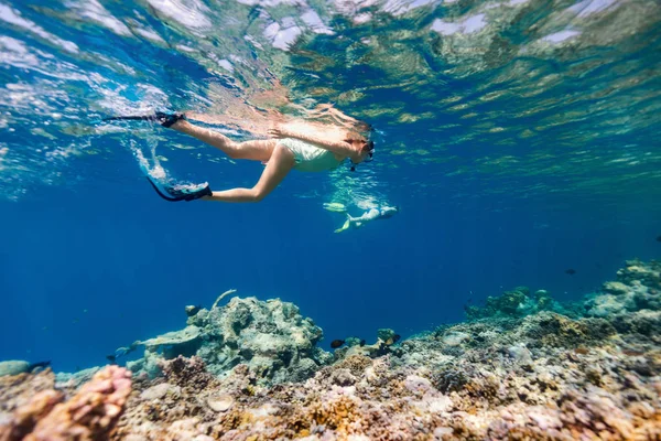 Foto Subaquática Mãe Família Filha Snorkeling Uma Água Tropical Clara — Fotografia de Stock